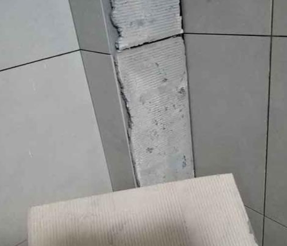 洞口瓷砖空鼓维修公司分享下厨房瓷砖脱落的补救措施。